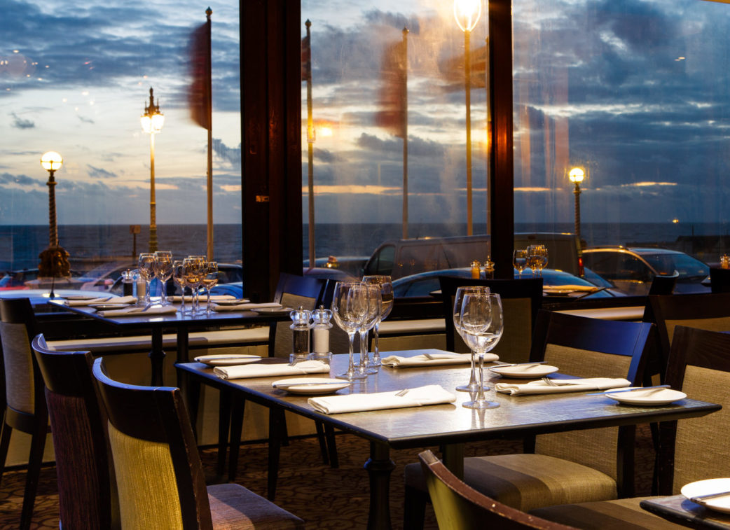 mercure-brighton-seafront-hotel-restaurant-01-lr-301013 Crop of Restaurant with sea views, Brighton beach at Mercure Brighton Seafront Hotel